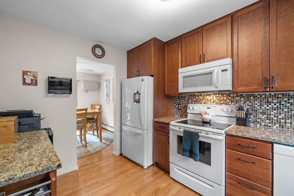 Condominium at 565 Quaker Lane UNIT 48, West Warwick, photo 17 of 34