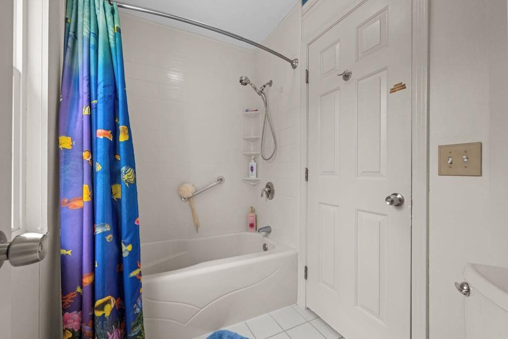 Condominium at 565 Quaker Lane UNIT 48, West Warwick, photo 24 of 34