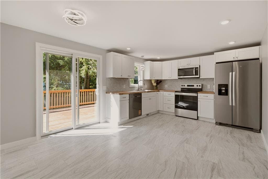 Single Family Residence at 174 Ten Rod Road, Exeter, photo 10 of 41