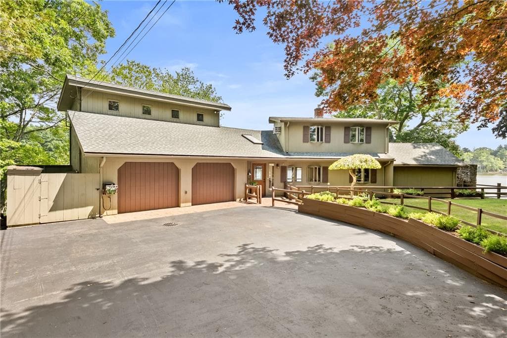Single Family Residence at 290 Oakridge Avenue, North Attleboro, photo 2 of 49