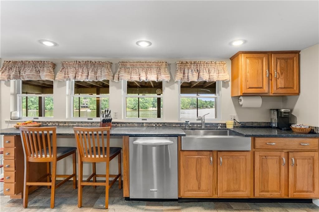 Single Family Residence at 290 Oakridge Avenue, North Attleboro, photo 17 of 49