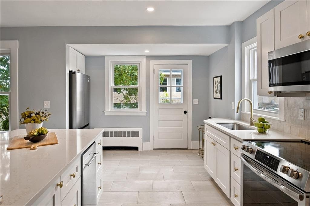 Condominium at 19 Princeton Street, Newport, photo 13 of 31