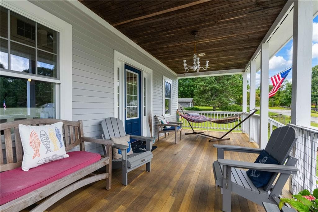 Single Family Residence at 072 PIER Road, Portsmouth, photo 12 of 31