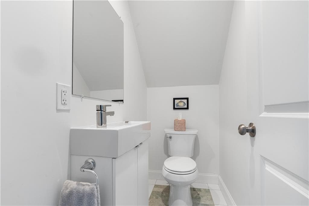Single Family Residence at 072 PIER Road, Portsmouth, photo 24 of 31