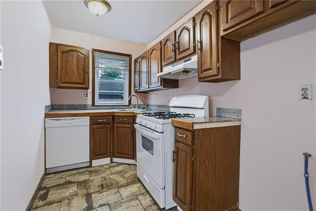 Multi Family at 25 Longfellow Terrace, Providence, photo 7 of 27