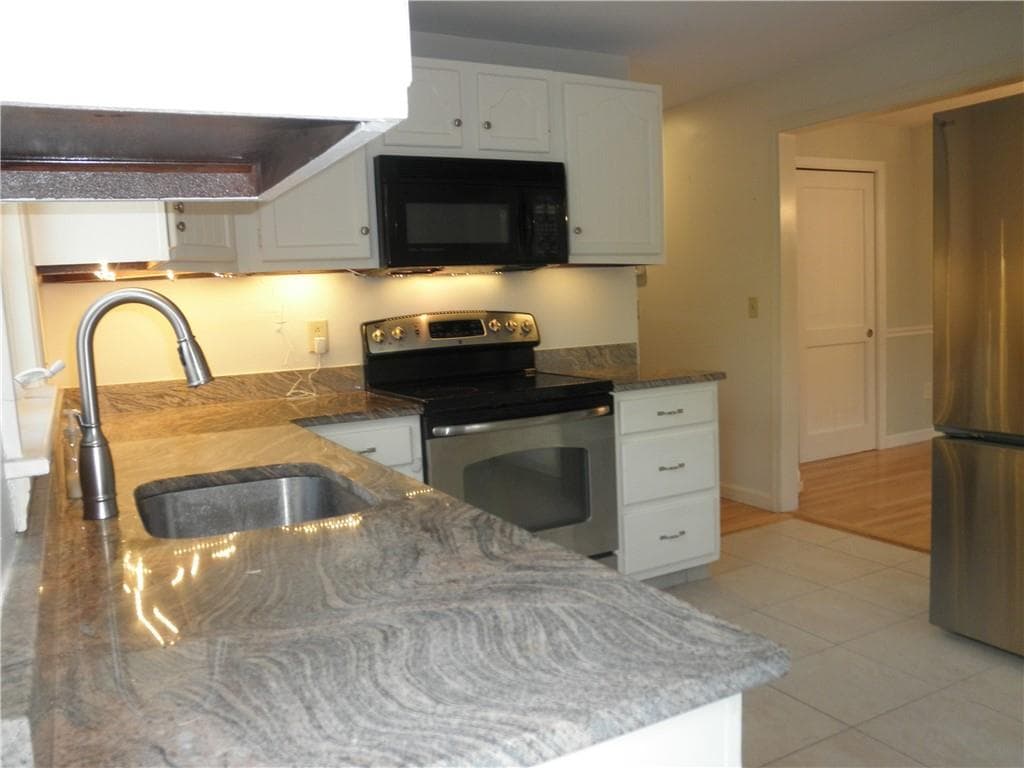 Single Family Residence at 36 Wildflower Drive, Seekonk, photo 11 of 21