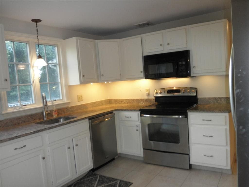 Single Family Residence at 36 Wildflower Drive, Seekonk, photo 8 of 21