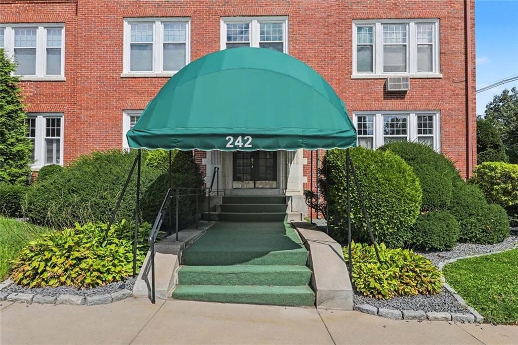 Condominium at 242 President Avenue UNIT 7, Providence, photo 2 of 42