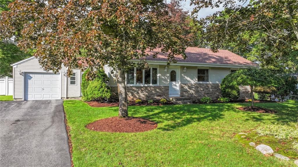 Single Family Residence at 8 CONTINENTAL Road, Smithfield, photo 7 of 29