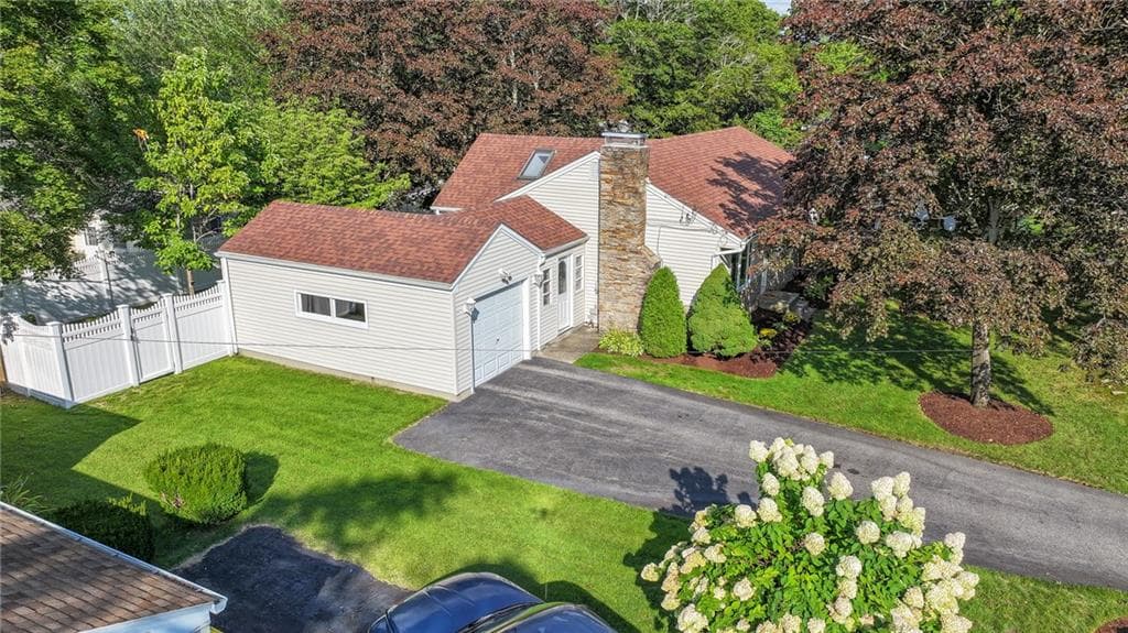 Single Family Residence at 8 CONTINENTAL Road, Smithfield, photo 5 of 29