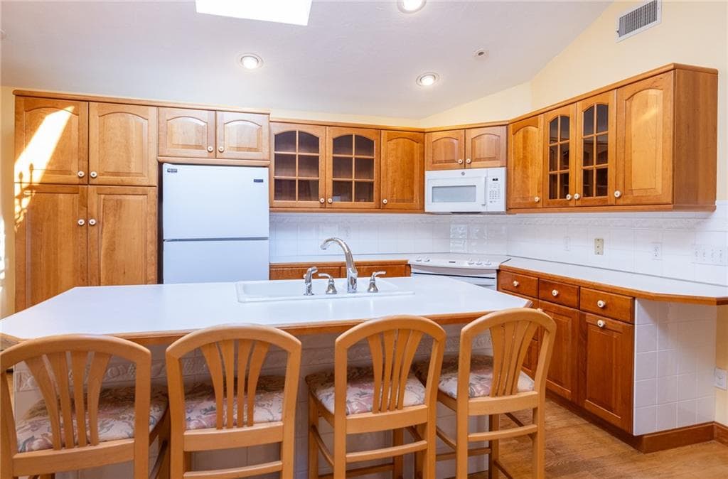Single Family Residence at 8 CONTINENTAL Road, Smithfield, photo 10 of 29