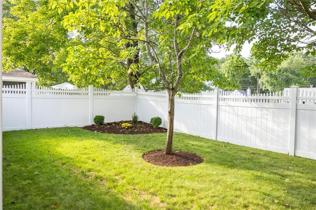 Single Family Residence at 8 CONTINENTAL Road, Smithfield, photo 8 of 29