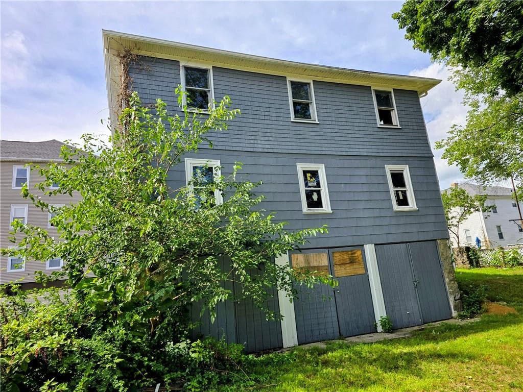 Multi Family at 668 Grove Street, Woonsocket, photo 5 of 13