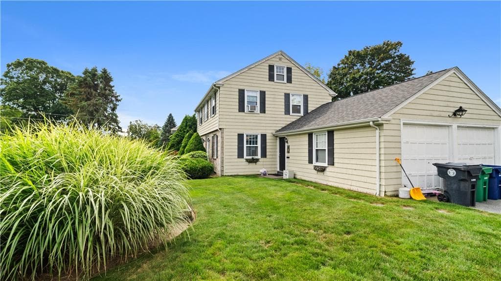 Single Family Residence at 27 Merry Mount Drive, Warwick, photo 2 of 31