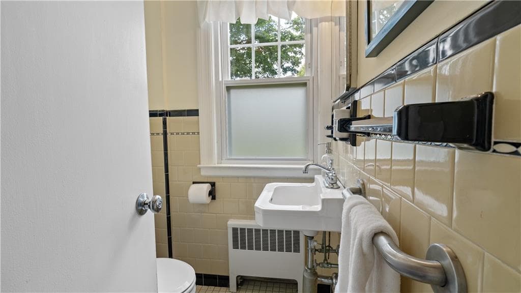 Single Family Residence at 27 Merry Mount Drive, Warwick, photo 13 of 31