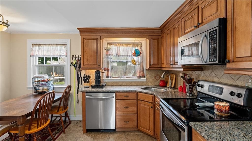 Single Family Residence at 27 Merry Mount Drive, Warwick, photo 11 of 31