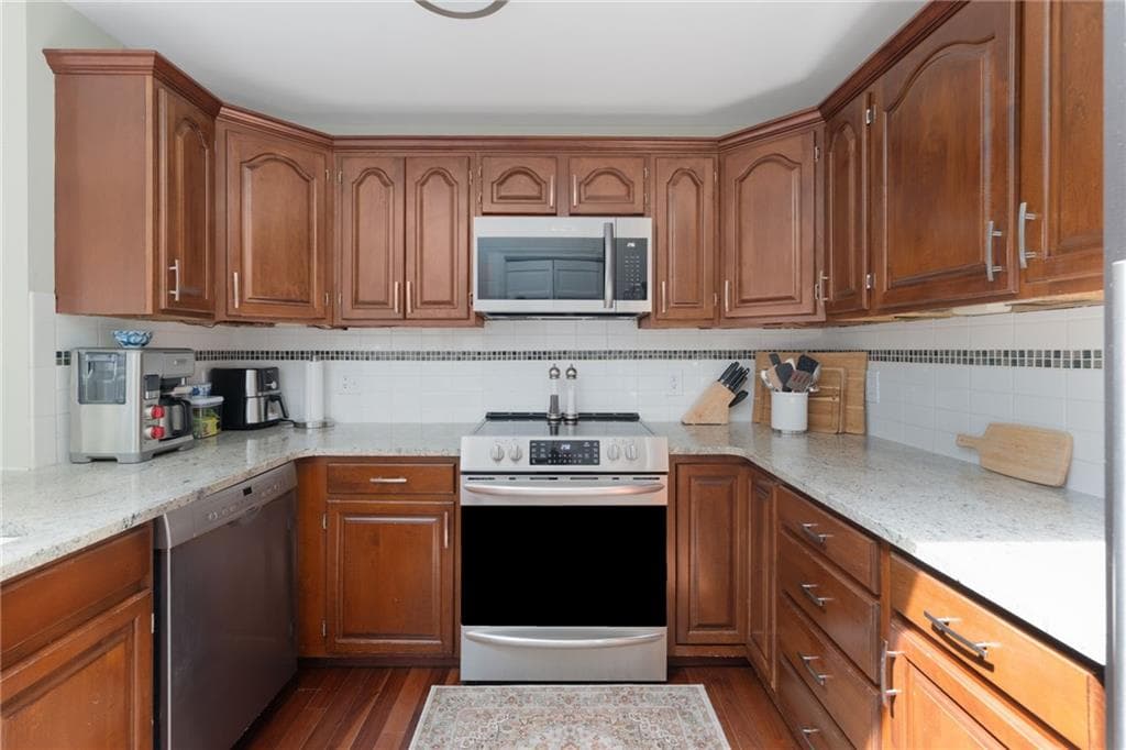Condominium at 118 Pine Glen Drive Drive, East Greenwich, photo 3 of 22