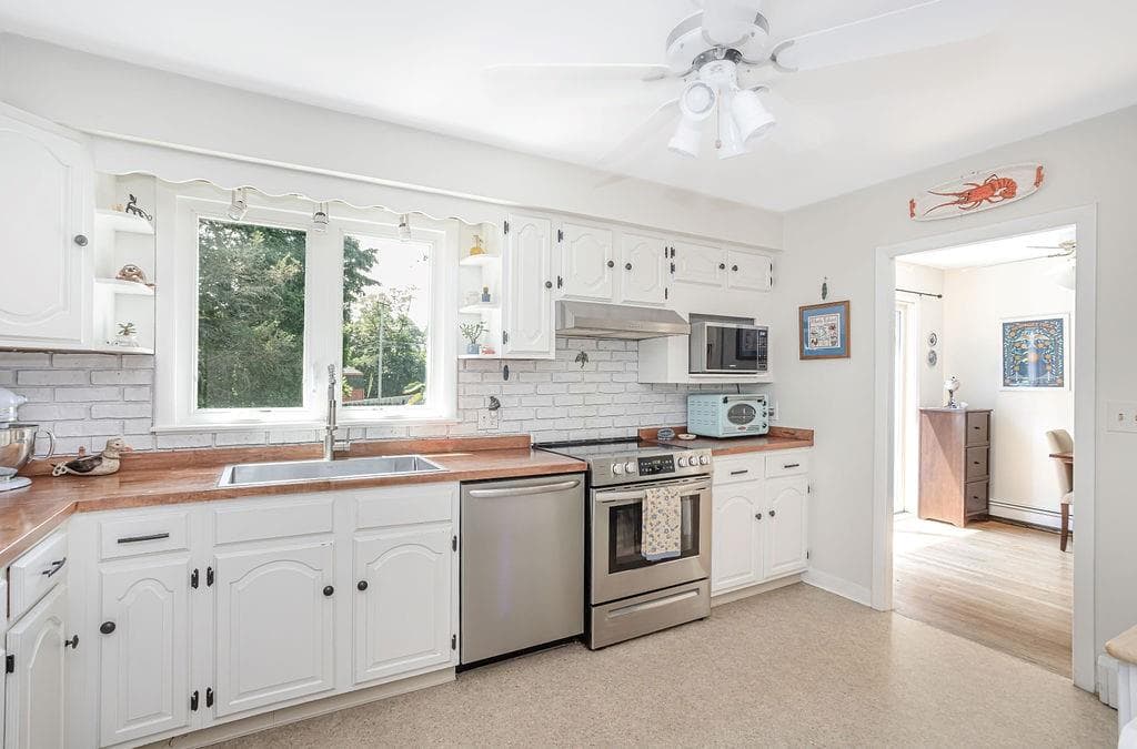 Single Family Residence at 49 Evergreen Drive, Portsmouth, photo 13 of 40