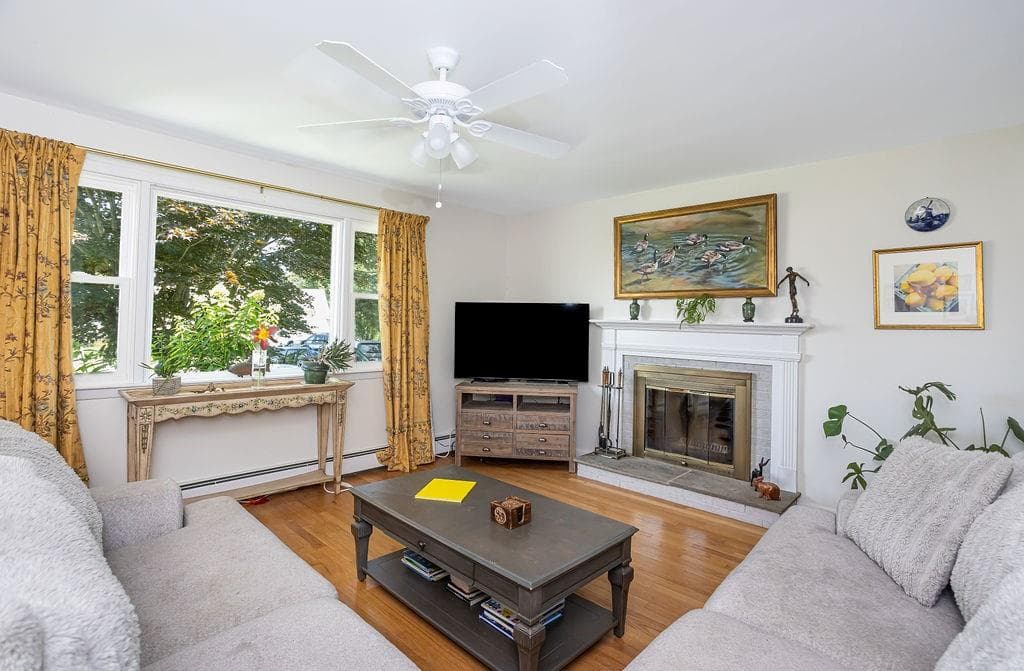 Single Family Residence at 49 Evergreen Drive, Portsmouth, photo 7 of 40