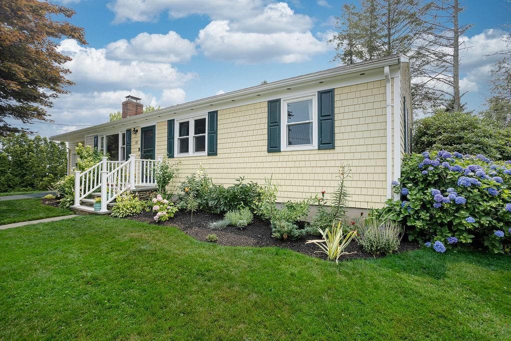 Single Family Residence at 49 Evergreen Drive, Portsmouth, photo 3 of 40