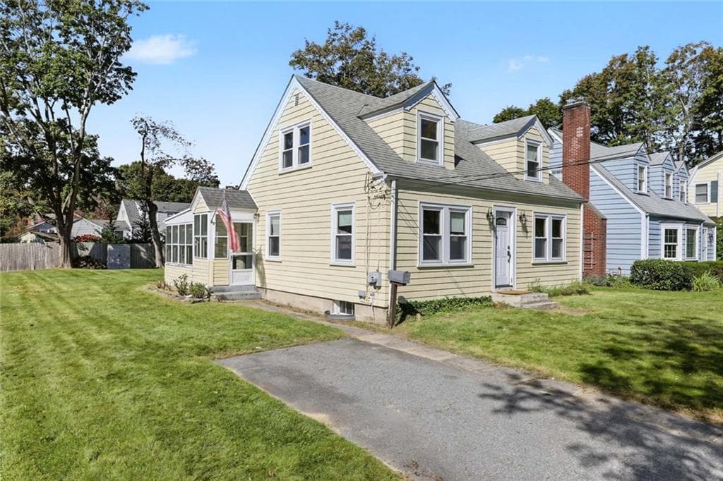 Single Family Residence at 18 Townsend Drive, Barrington, photo 2 of 30
