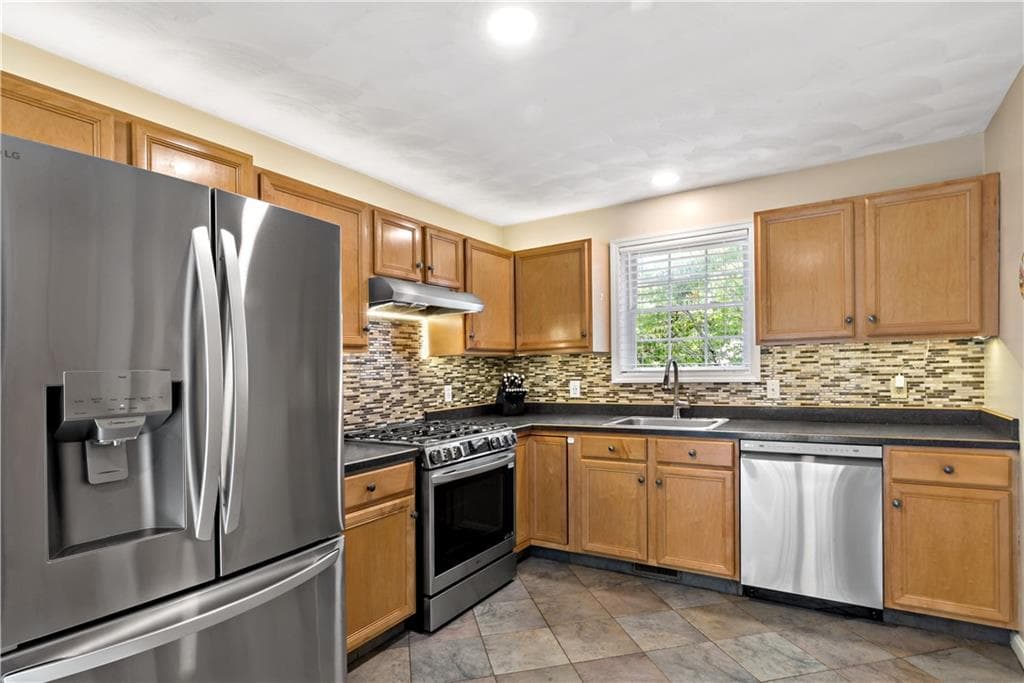 Single Family Residence at 71 Remington Farm Drive, Coventry, photo 8 of 47