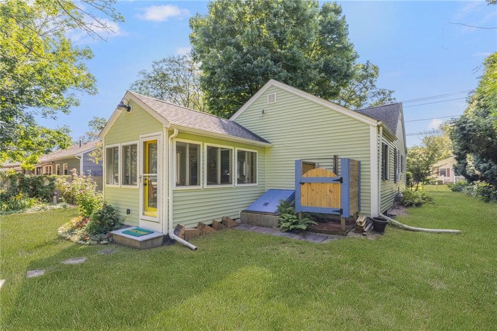 Single Family Residence at 20 Samuel Rodman Street, South Kingstown, photo 9 of 38