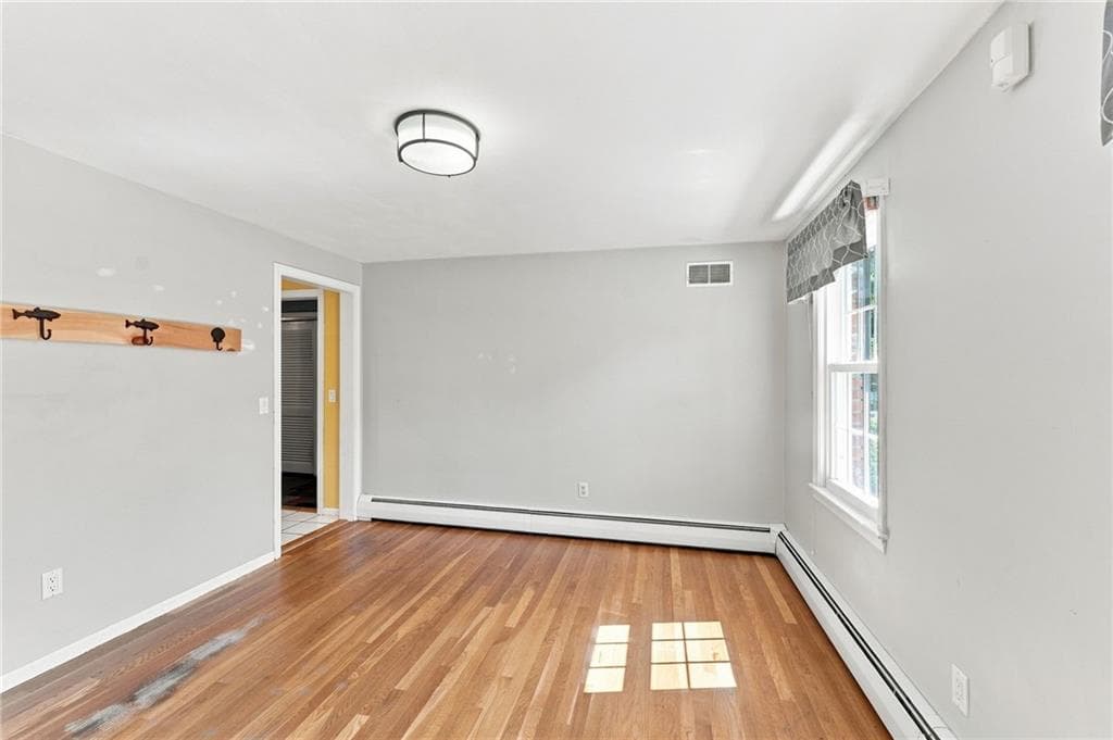 Single Family Residence at 33 Old Oak Drive, Warwick, photo 13 of 47