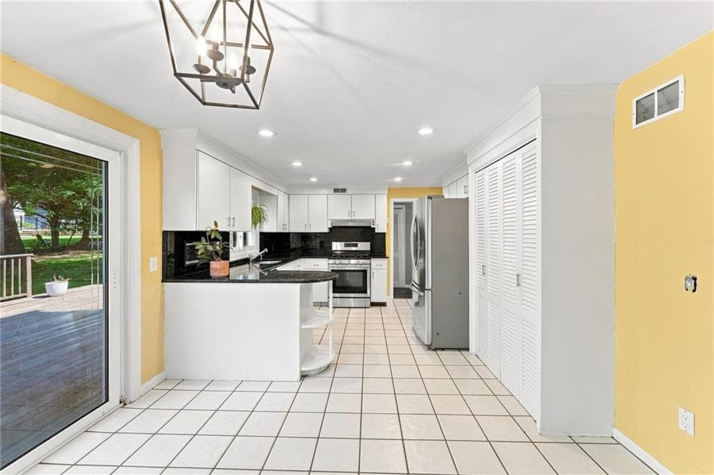 Single Family Residence at 33 Old Oak Drive, Warwick, photo 16 of 47