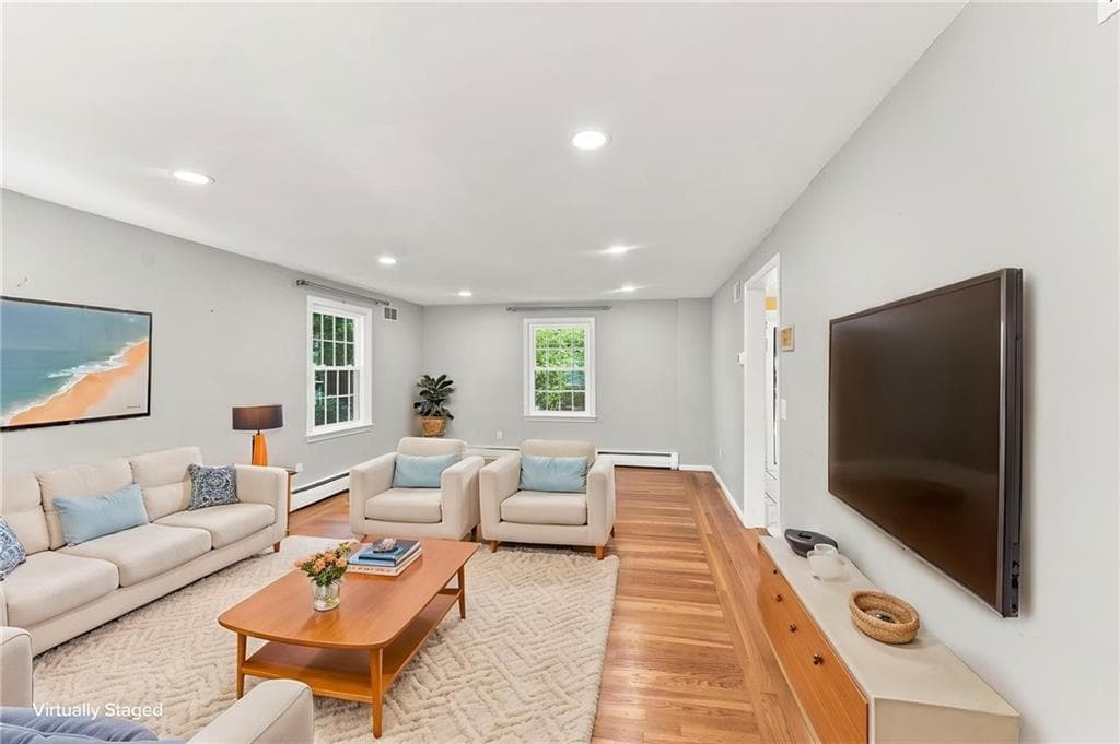 Single Family Residence at 33 Old Oak Drive, Warwick, photo 10 of 47