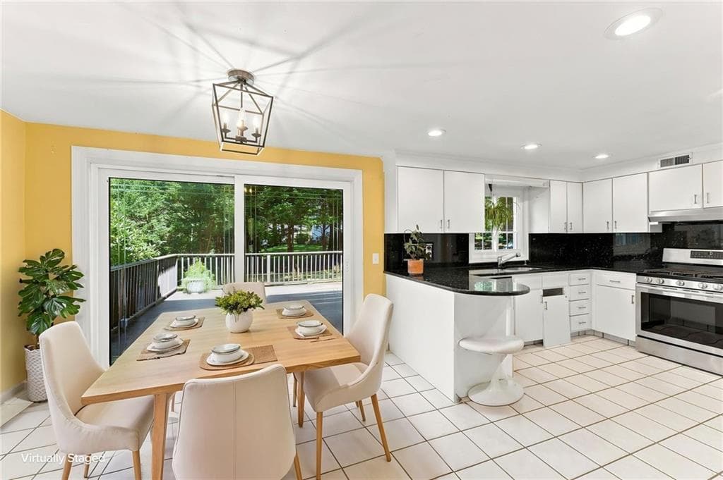 Single Family Residence at 33 Old Oak Drive, Warwick, photo 19 of 47