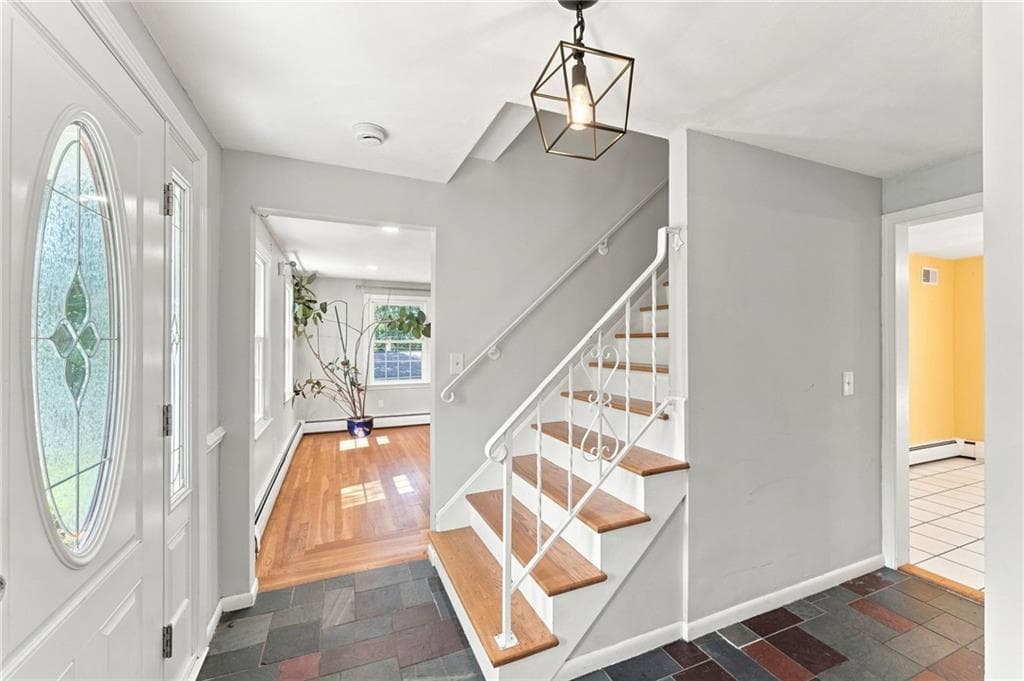 Single Family Residence at 33 Old Oak Drive, Warwick, photo 8 of 47