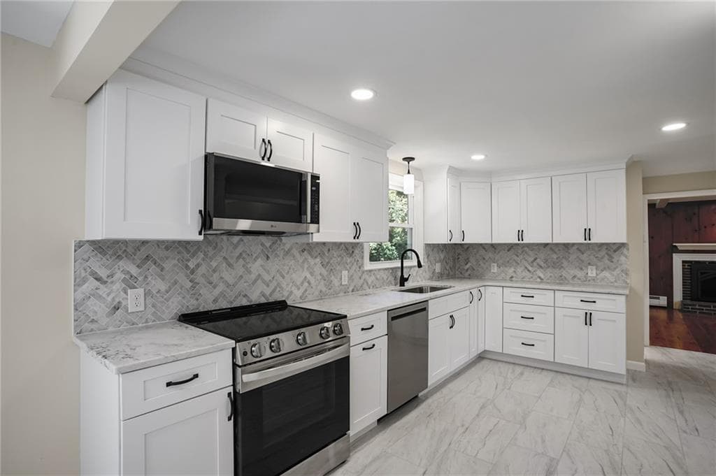 Single Family Residence at 23 Wildrose Court, Warwick, photo 4 of 50