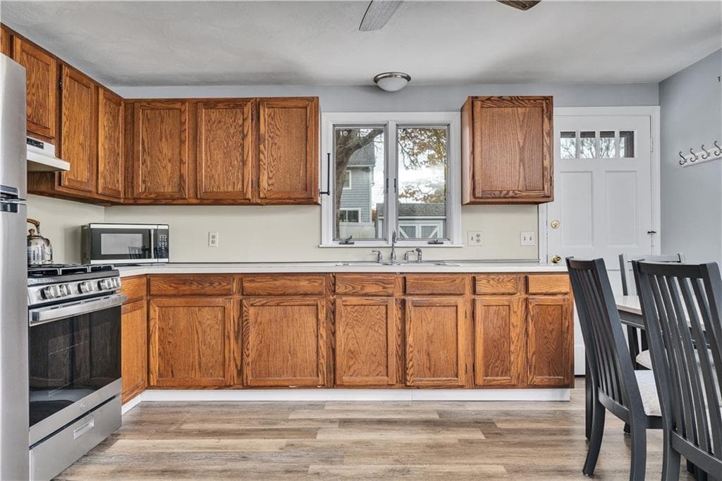 Single Family Residence at 89 Spice Bush Trail, Narragansett, photo 6 of 29