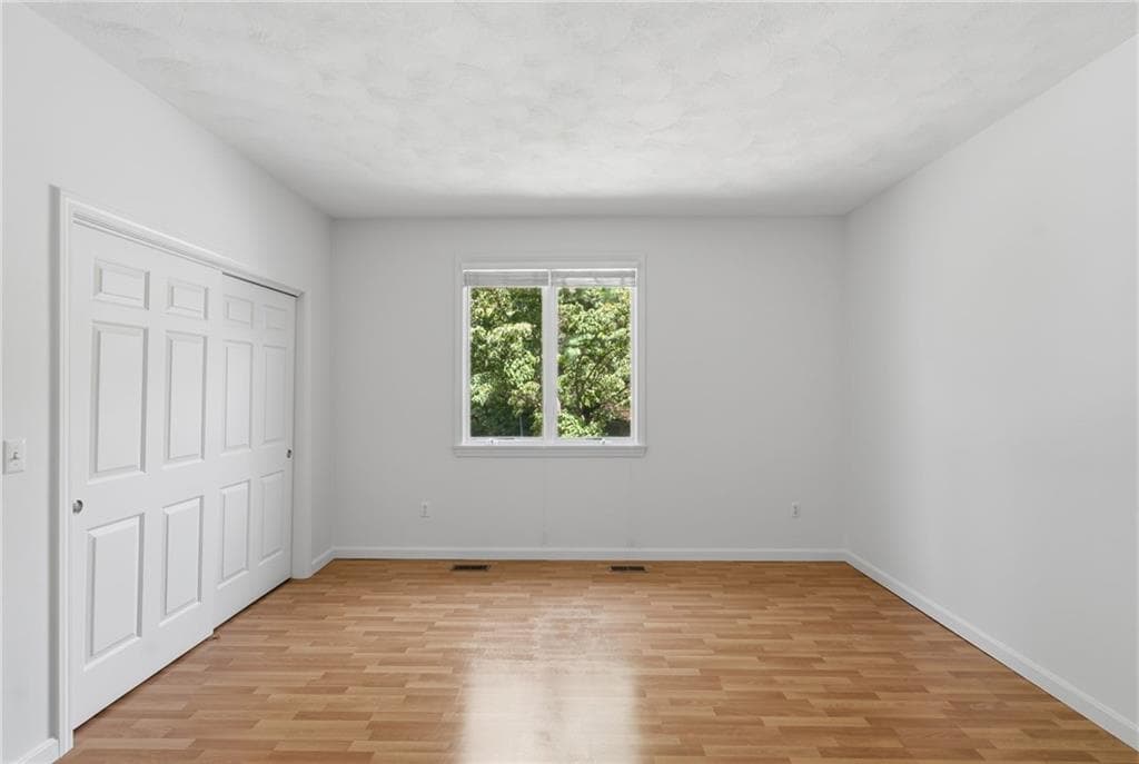Condominium at 170 Pine Glen Drive, East Greenwich, photo 12 of 40