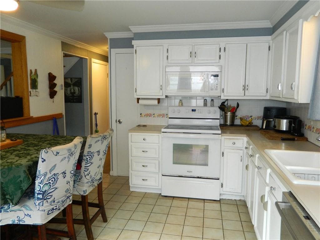 Single Family Residence at 4 Triton Drive, North Kingstown, photo 12 of 32