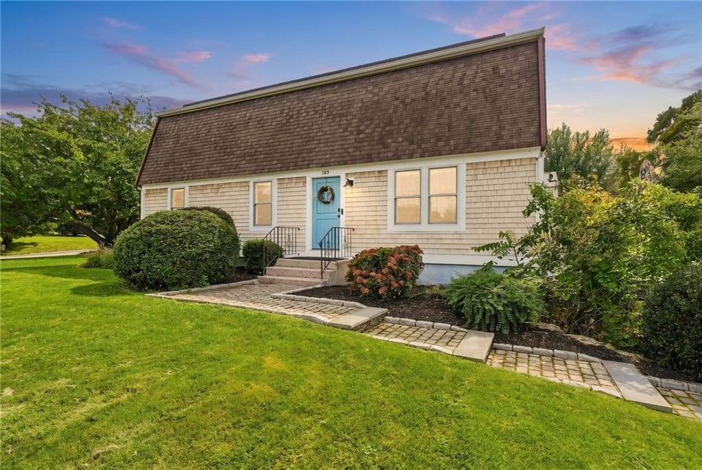 Single Family Residence at 185 Kearns Avenue, Tiverton, photo 5 of 50