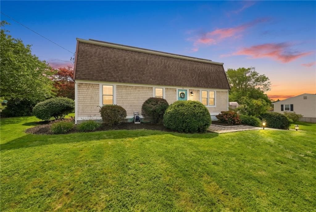 Single Family Residence at 185 Kearns Avenue, Tiverton, photo 4 of 50