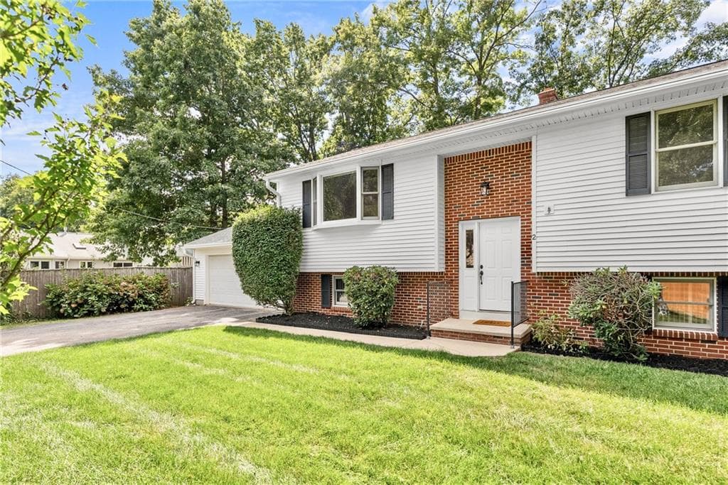 Single Family Residence at 2 Ryan Lane, North Providence, photo 3 of 43