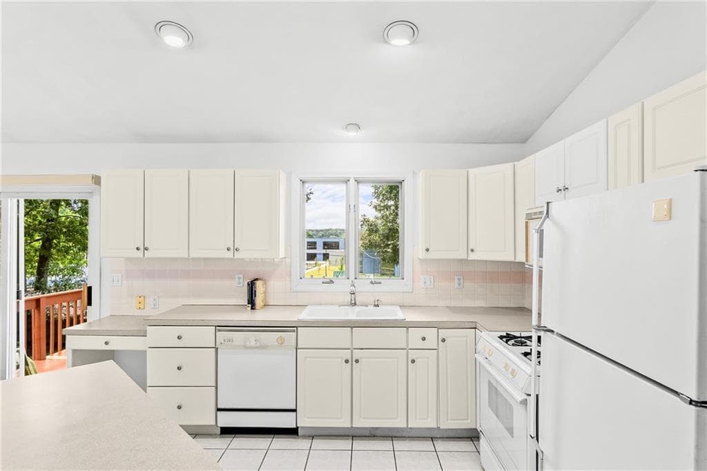 Single Family Residence at 2 Ryan Lane, North Providence, photo 15 of 43