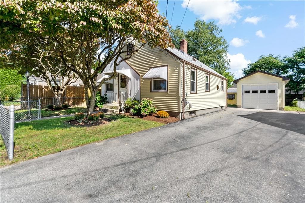 Single Family Residence at 66 LARCHMERE Drive, East Providence, photo 5 of 24
