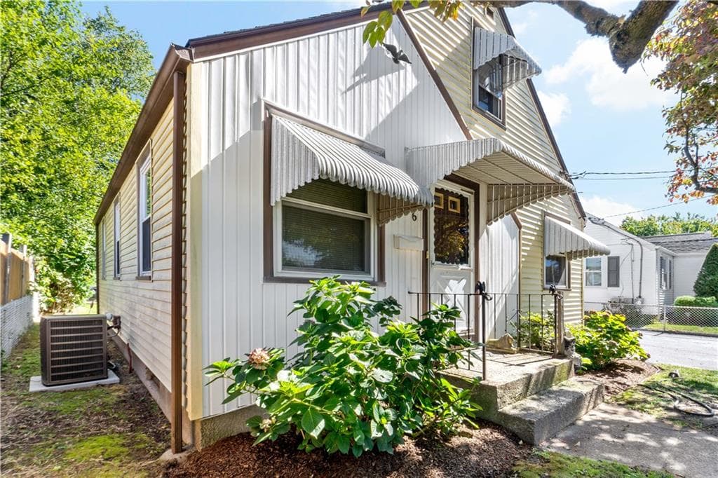 Single Family Residence at 66 LARCHMERE Drive, East Providence, photo 9 of 24