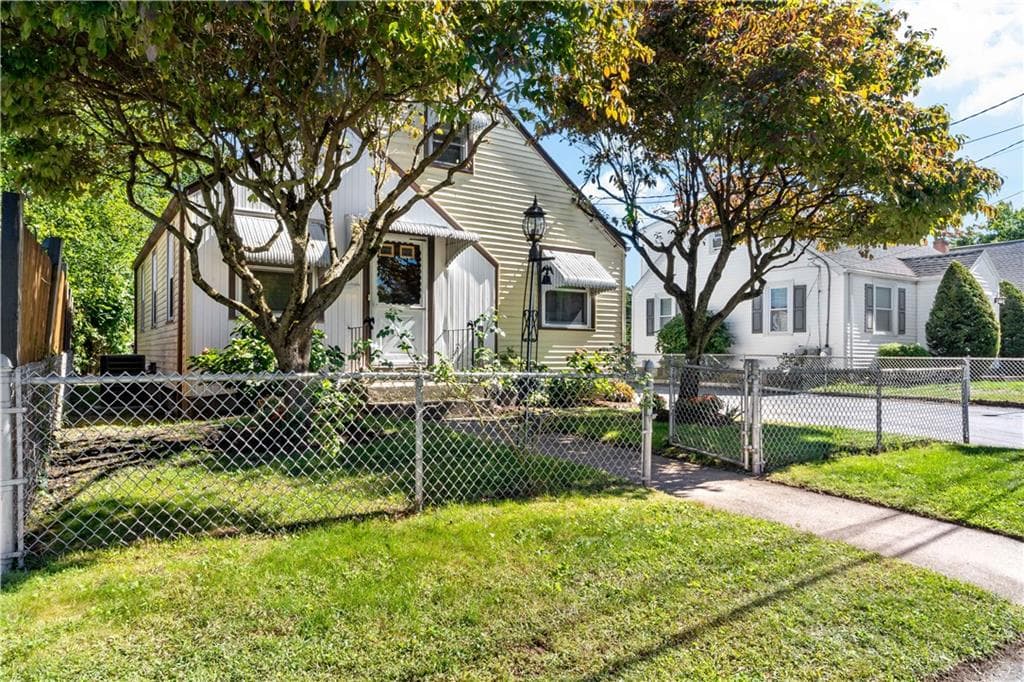 Single Family Residence at 66 LARCHMERE Drive, East Providence, photo 4 of 24