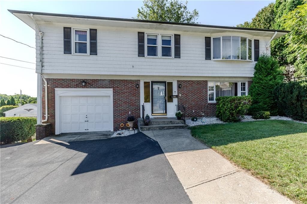 Single Family Residence at 104 Meadow Road, North Providence, photo 4 of 50