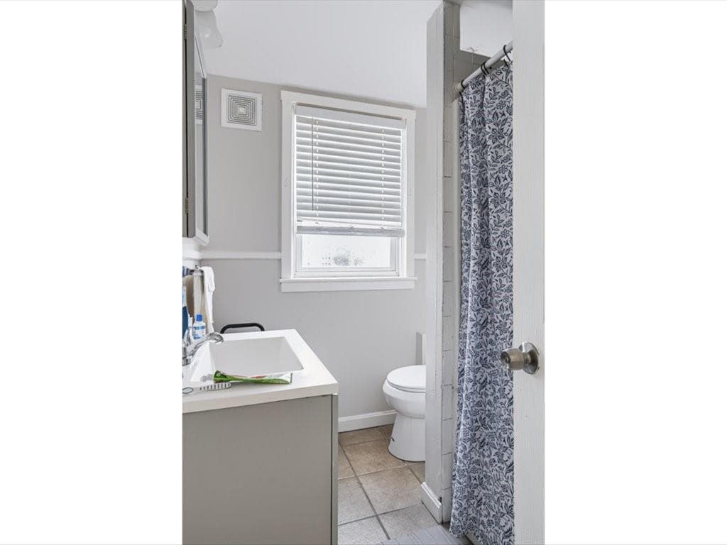 Multi Family at 13 Rosebank Avenue, Providence, photo 13 of 27
