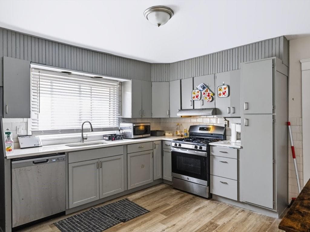 Multi Family at 13 Rosebank Avenue, Providence, photo 4 of 27