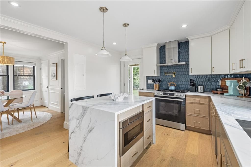 Condominium at 7 Dearborn Street UNIT 1, Newport, photo 20 of 31