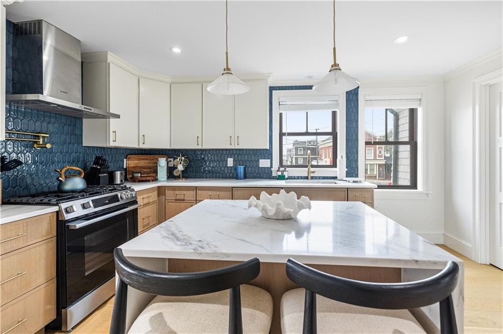 Condominium at 7 Dearborn Street UNIT 1, Newport, photo 15 of 31