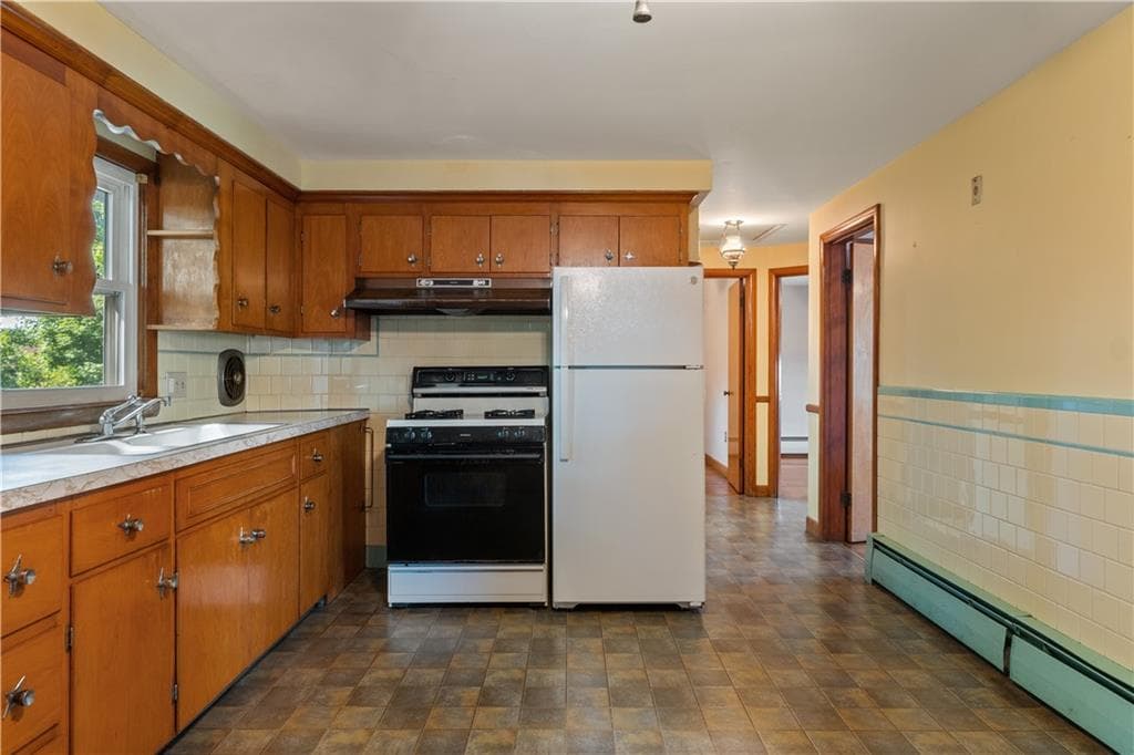 Single Family Residence at 89 Marlow Street, Cranston, photo 9 of 37