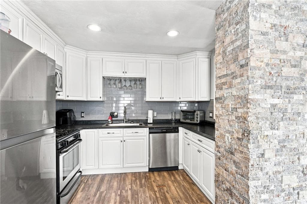 Single Family Residence at 77 Kenneth Avenue, Warwick, photo 5 of 28